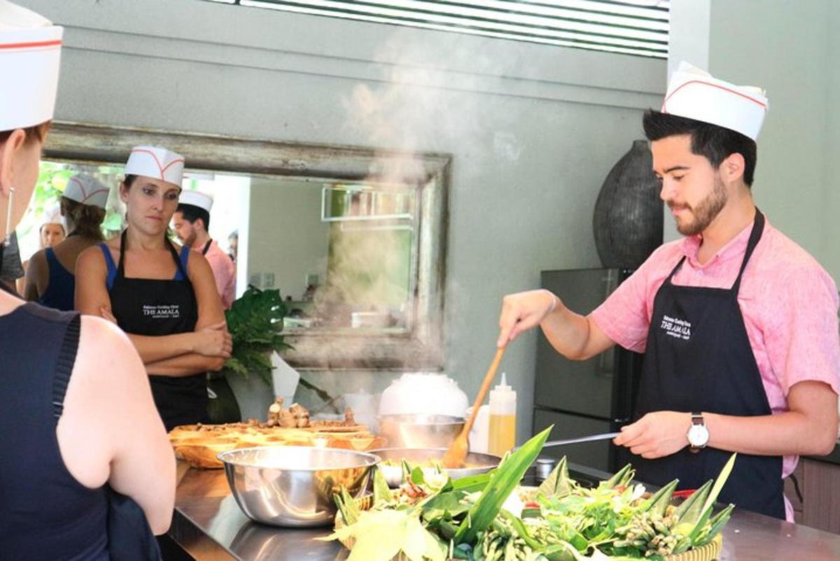 un gruppo di persone in cucina che preparano il cibo