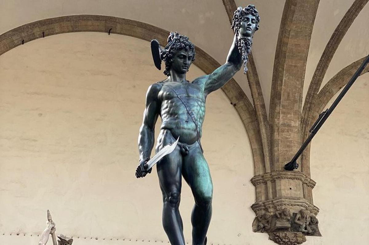 eine Statue einer Frau, die einen Speer hält