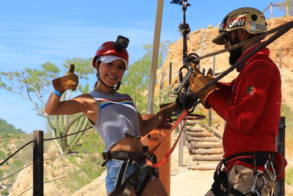 một người đàn ông đứng cạnh một người phụ nữ trên đường trượt zipline