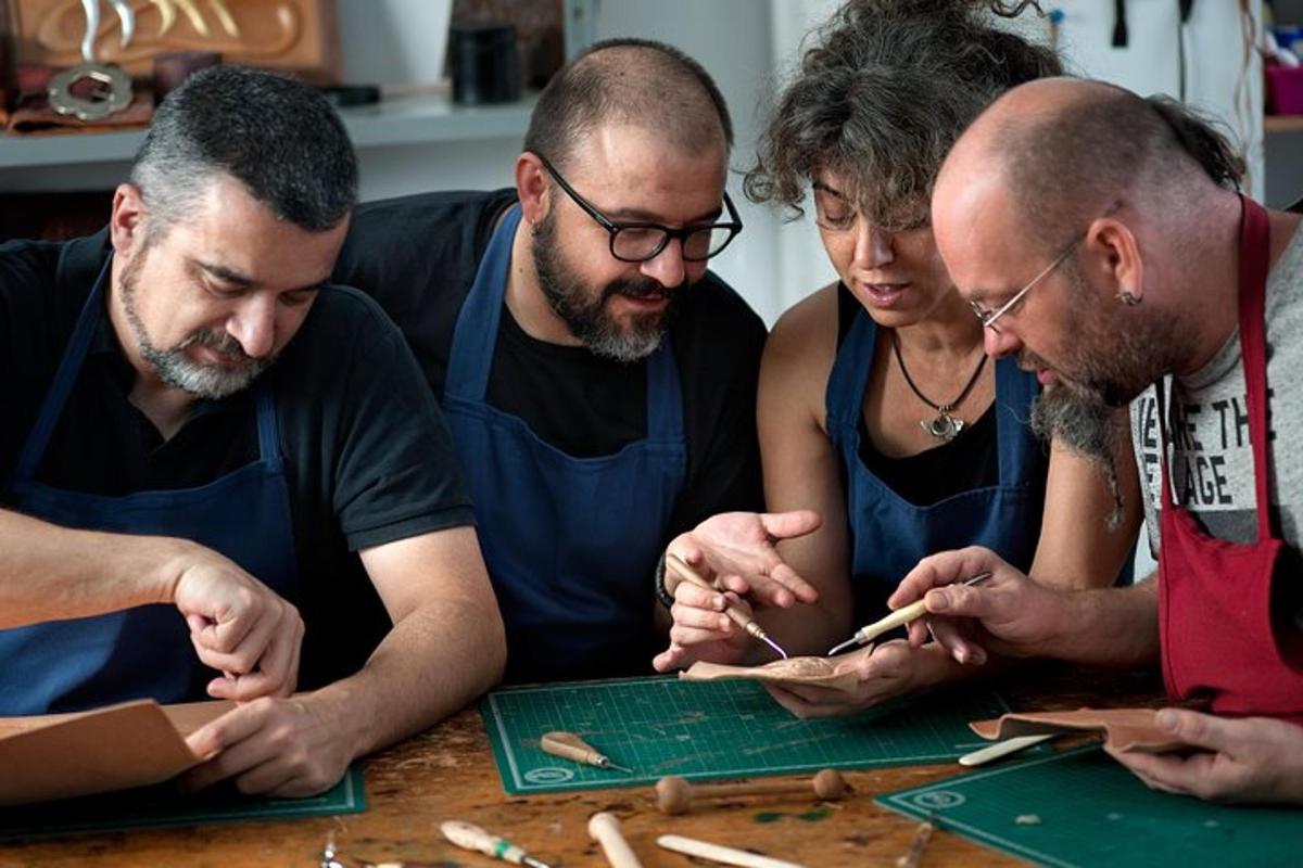 un gruppo di uomini che lavorano su un pezzo di legno