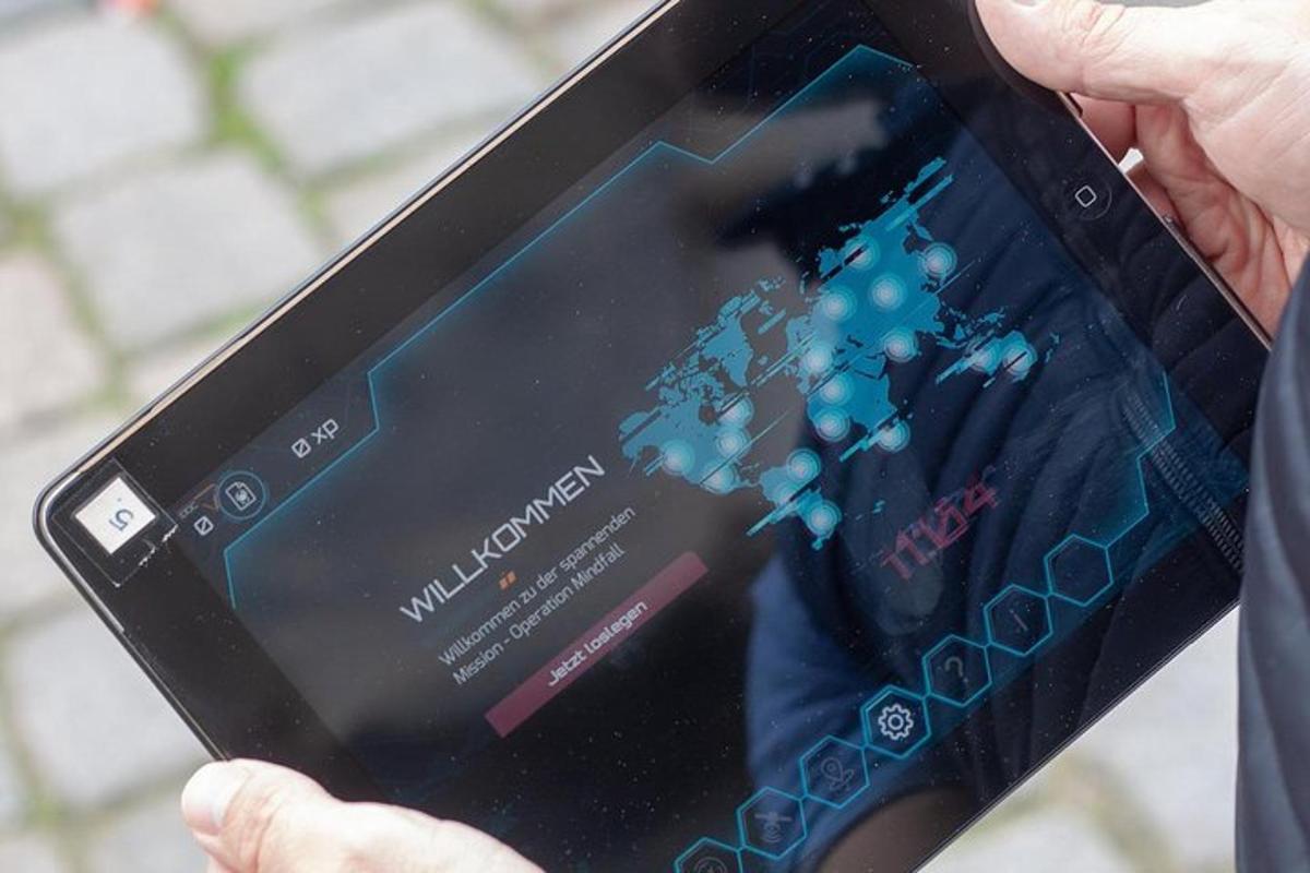 osoba držící v ruce tablet