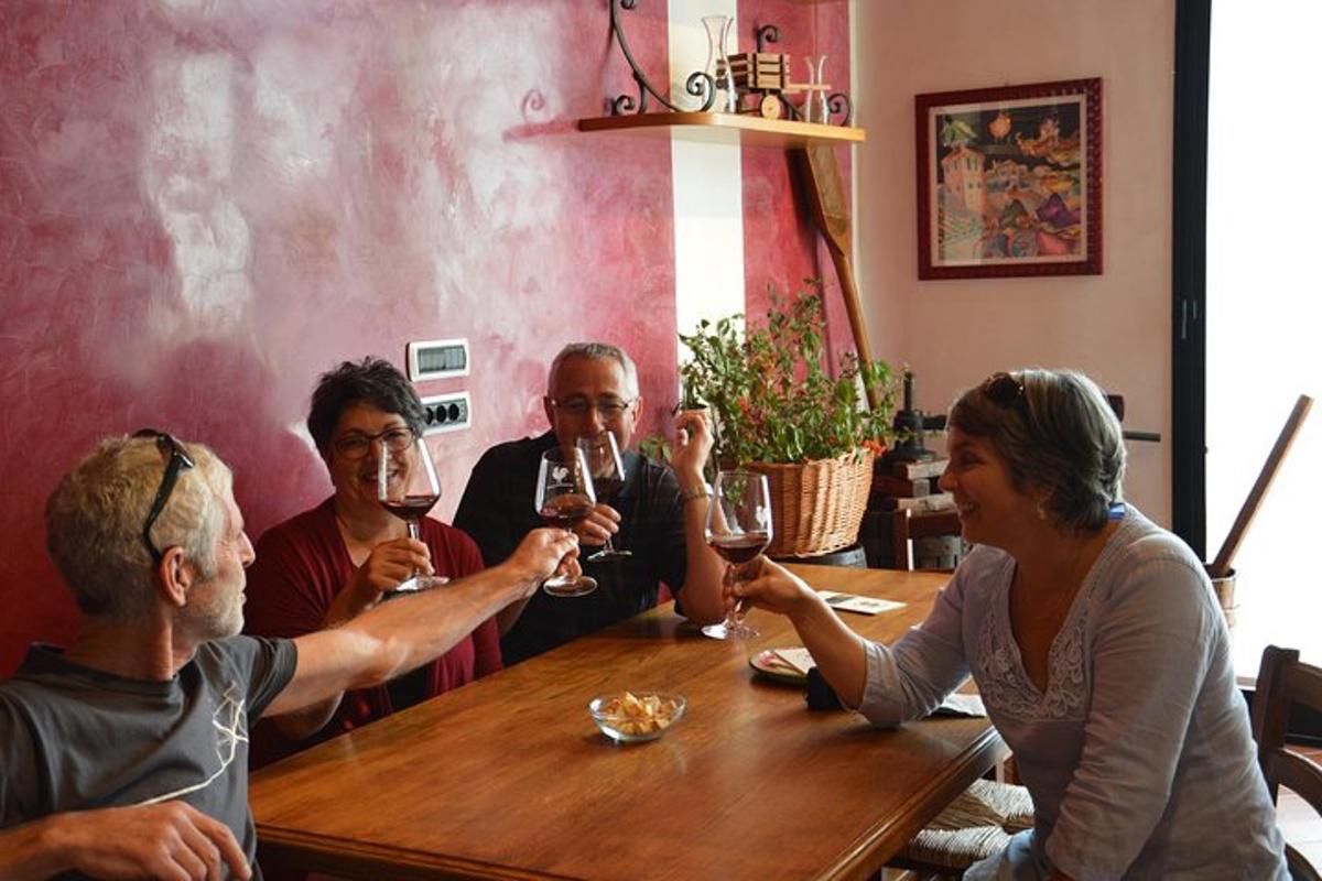 um grupo de pessoas sentadas ao redor de uma mesa bebendo vinho