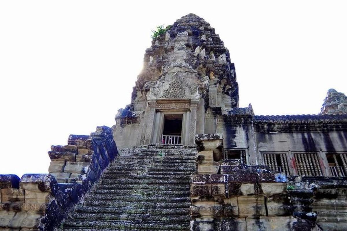 một cầu thang dẫn lên một tòa nhà cũ