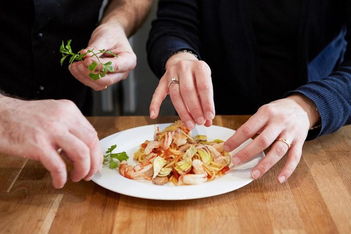 due persone che prendono un piatto di cibo da un tavolo