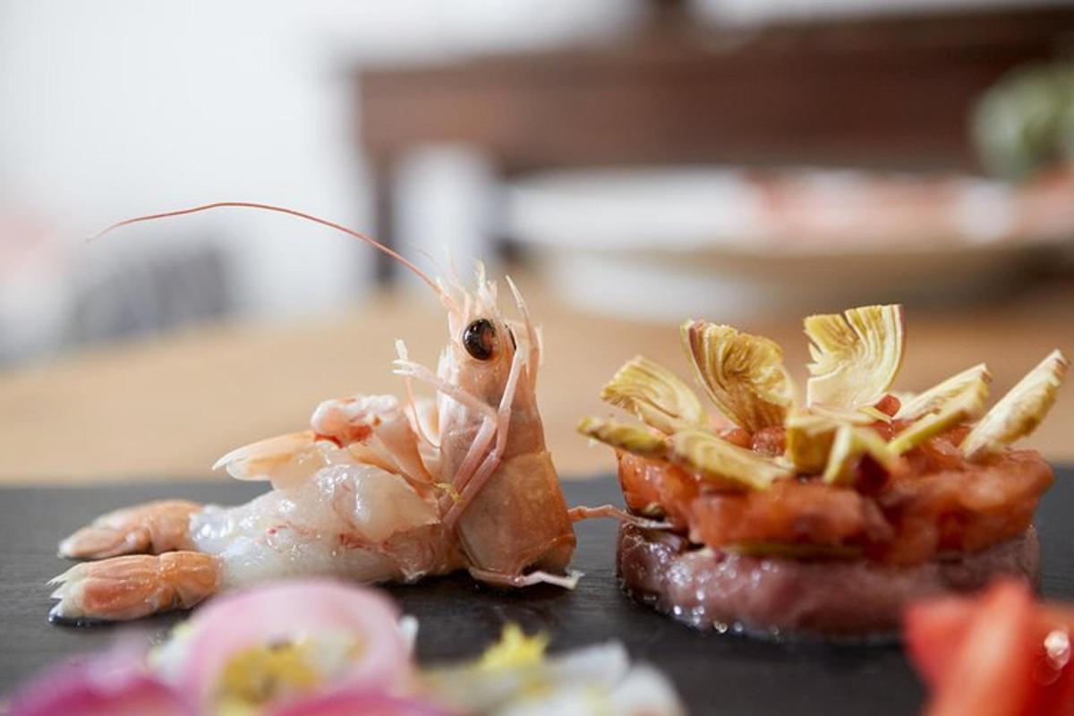 sepiring udang dan makanan lainnya di atas meja
