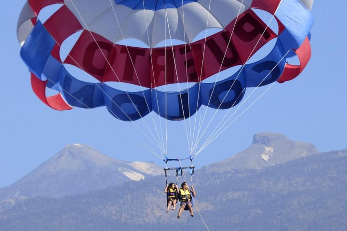 un groupe de personnes sur un parachute