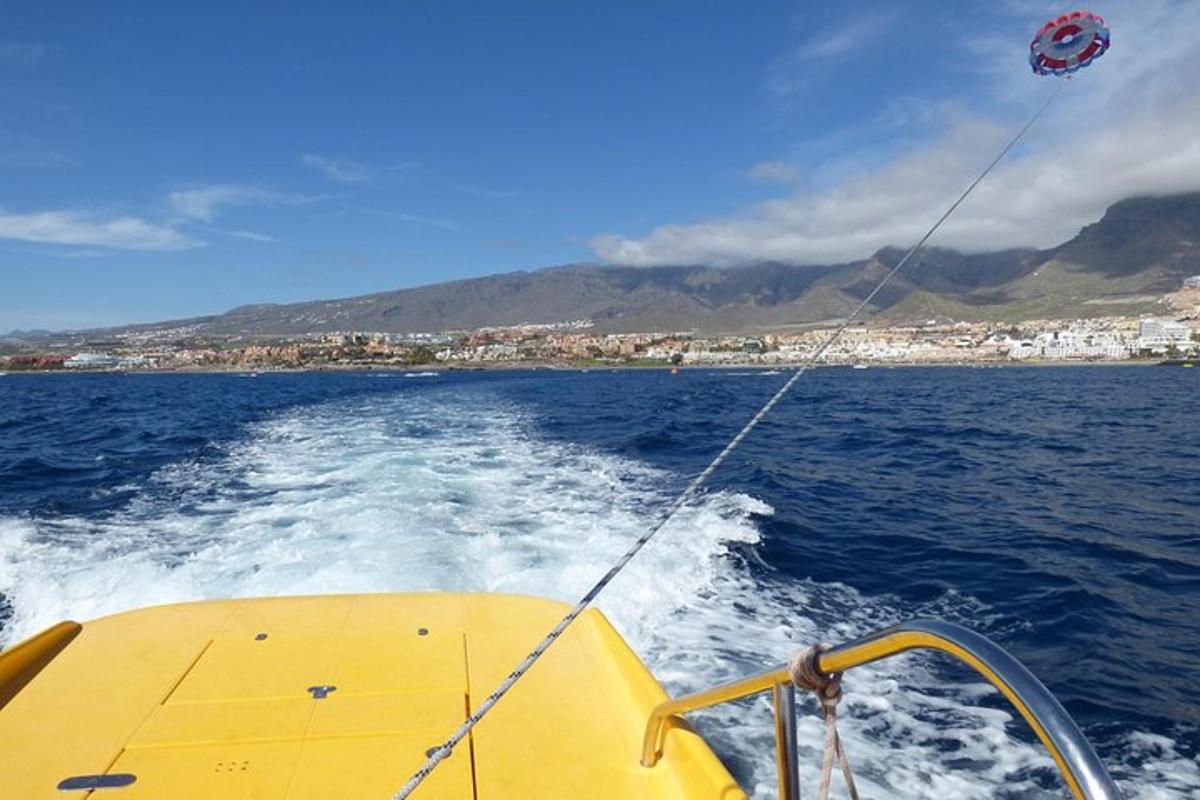 un bateau dans l'eau avec un cerf-volant