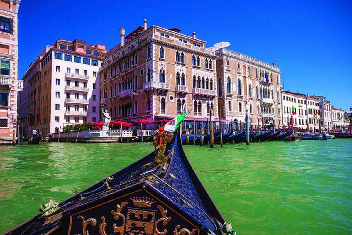 gondola ve vodě před budovami