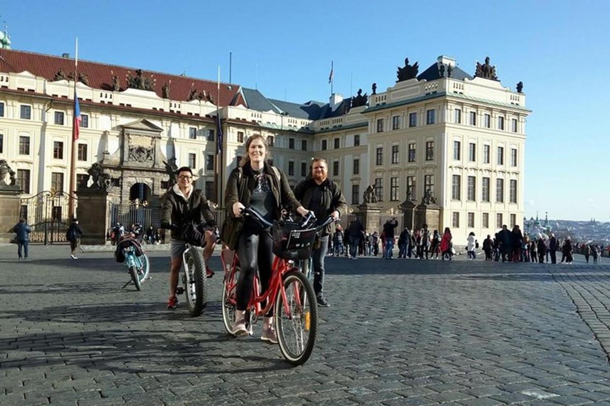skupina lidí jedoucích na kolech před budovou