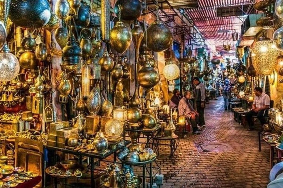 pasar dengan orang duduk di dalam bilik yang dipenuhi dengan barang-barang