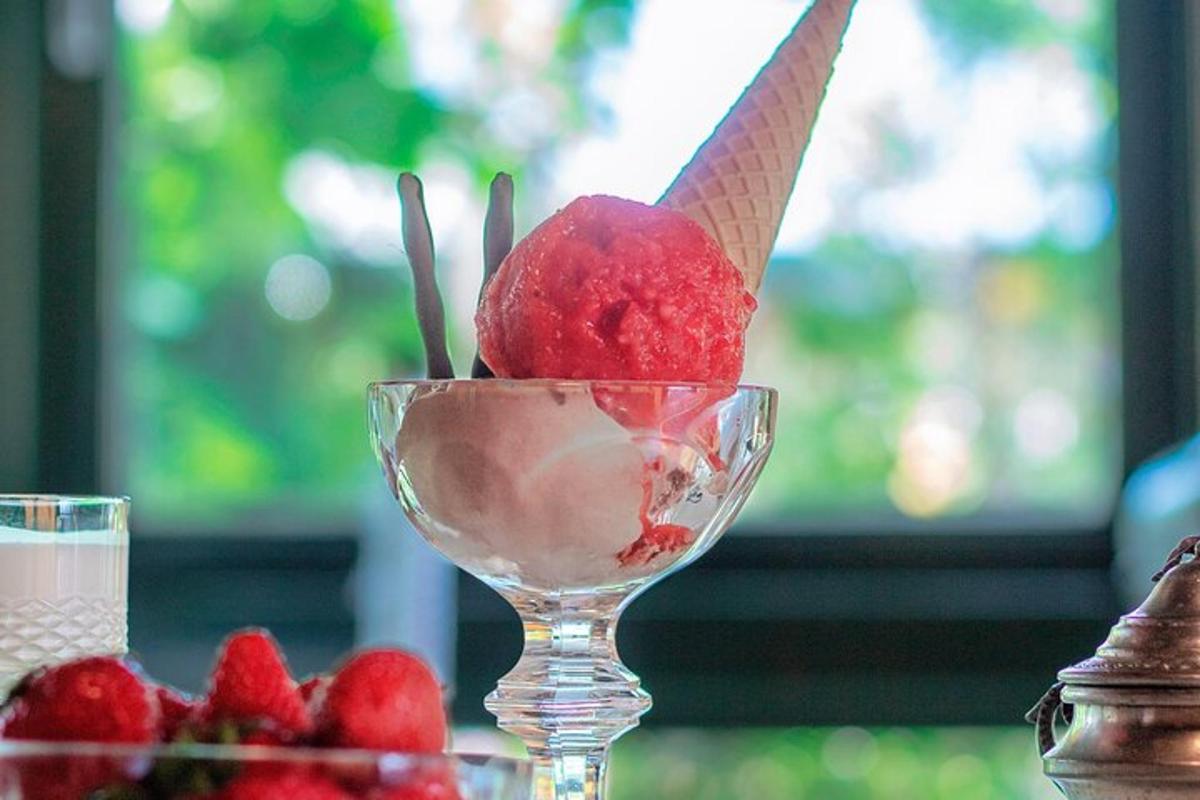kon ais krim dalam mangkuk kaca dengan strawberi