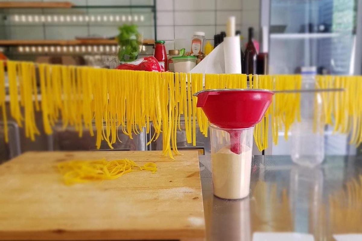 hunnik spagette köögis laual
