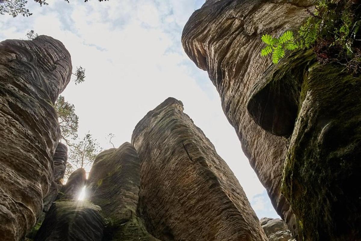 pohled na oblohu mezi dvěma skalami
