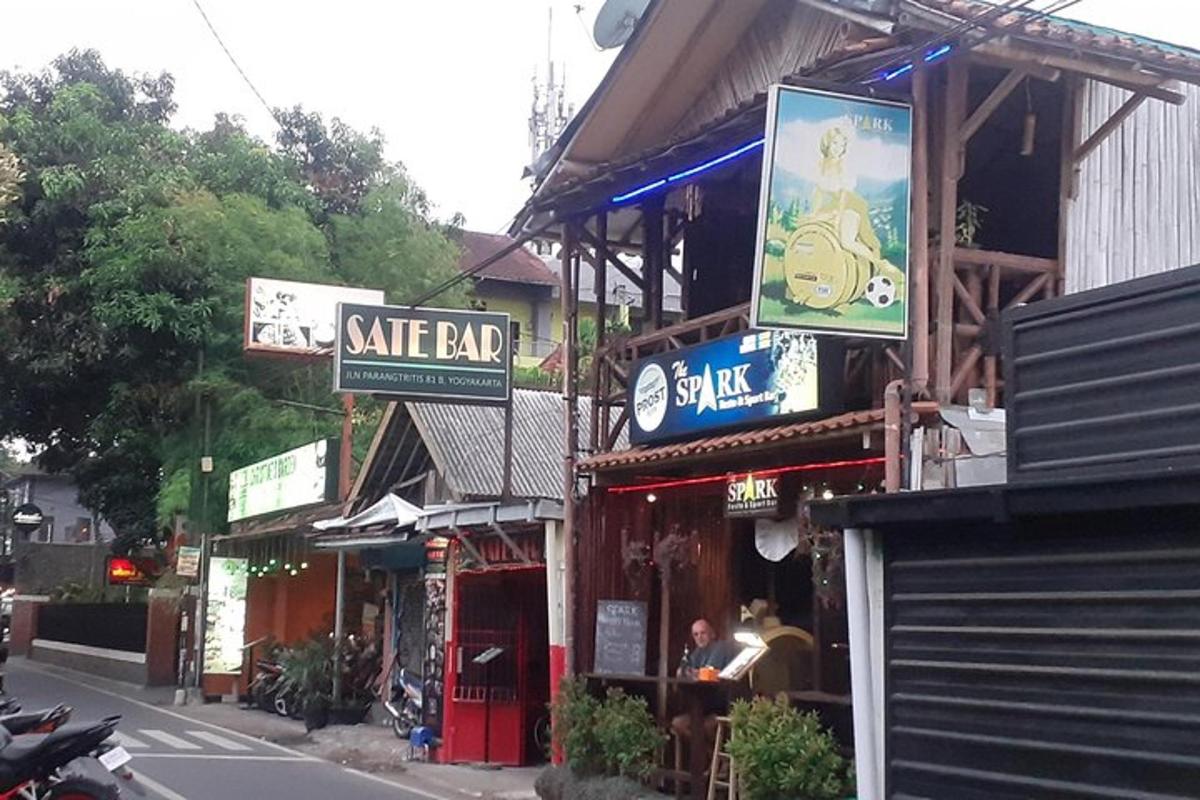 reštaurácia s nápismi na kraji ulice