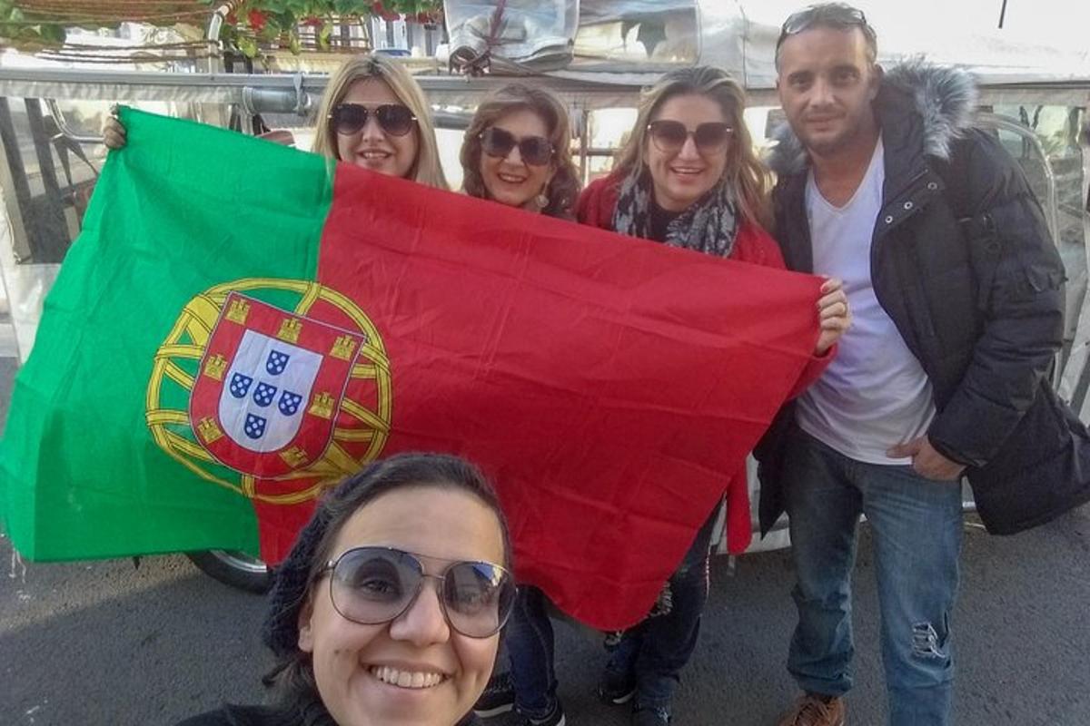 un grup de persones que sostenen una bandera vermella i verda
