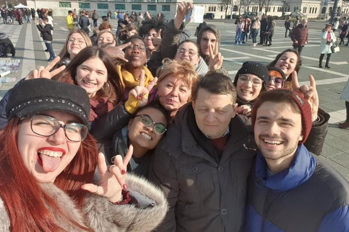 fotoğraf çektirmek için poz veren bir grup insan