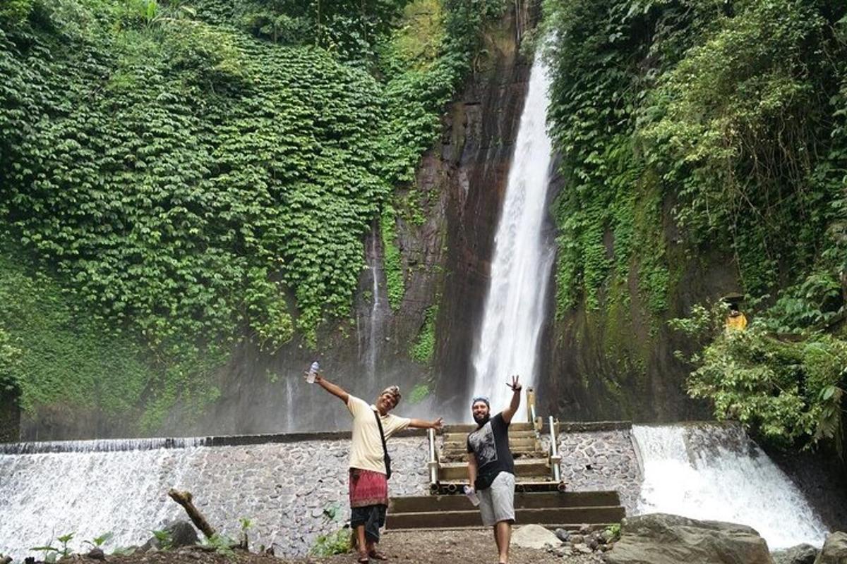 zwei Männer stehen vor einem Wasserfall