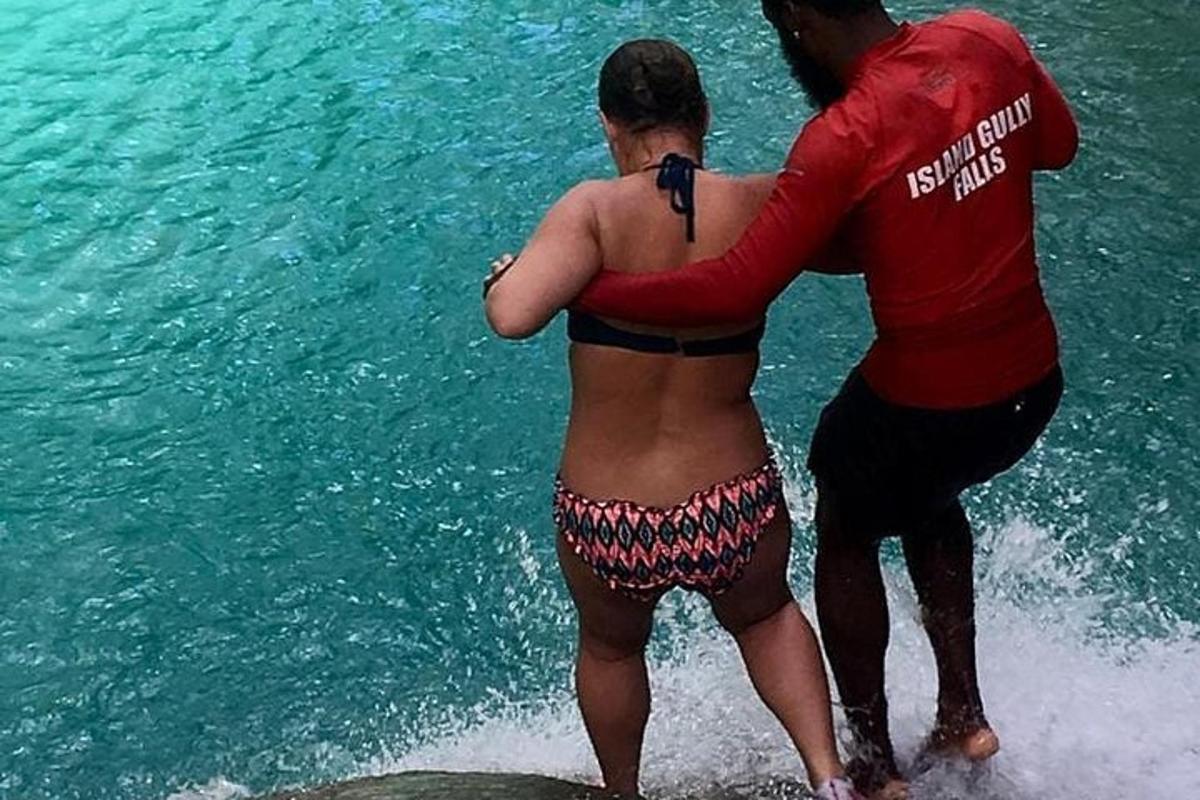 due persone in piedi su una tavola da surf in acqua