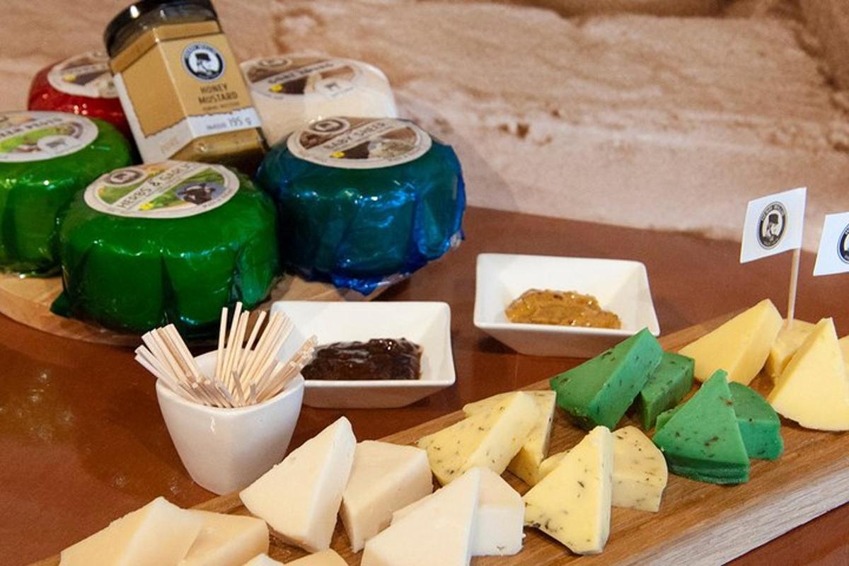 un tavolo con diversi tipi di formaggi e bevande
