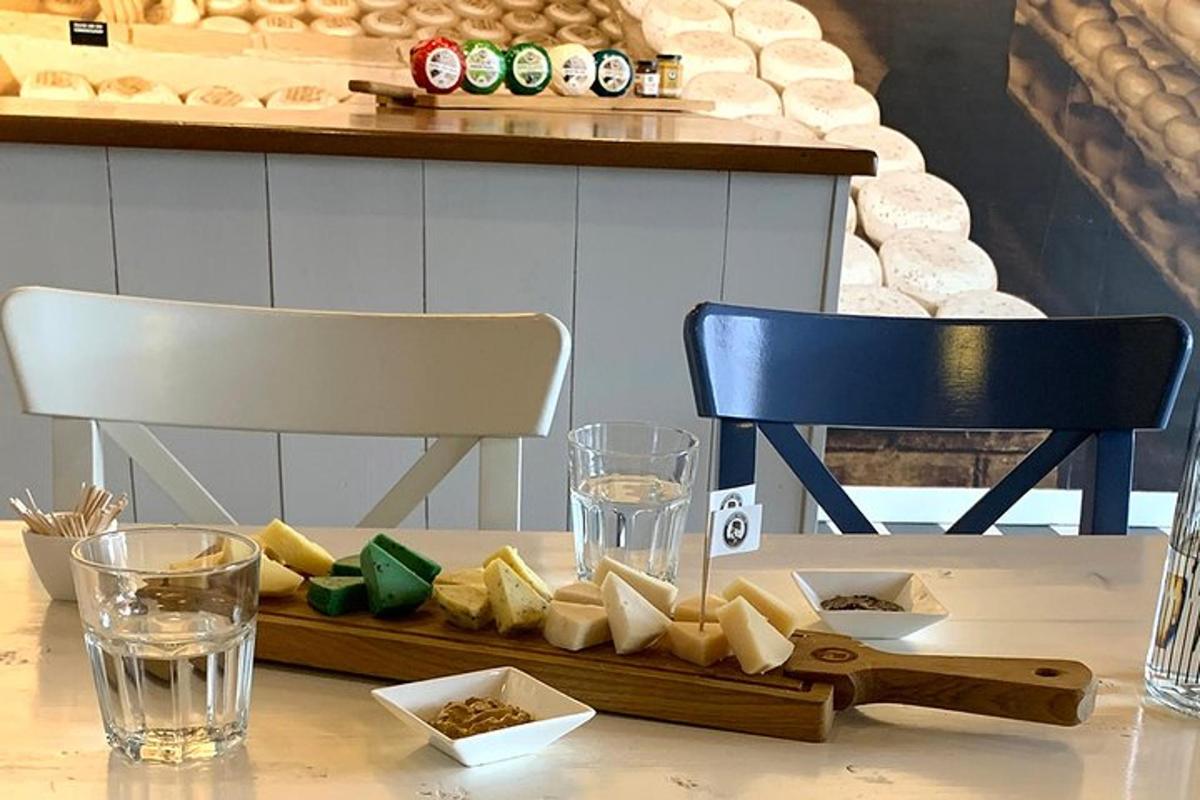 isang mesa na may upuan at isang plato ng pagkain