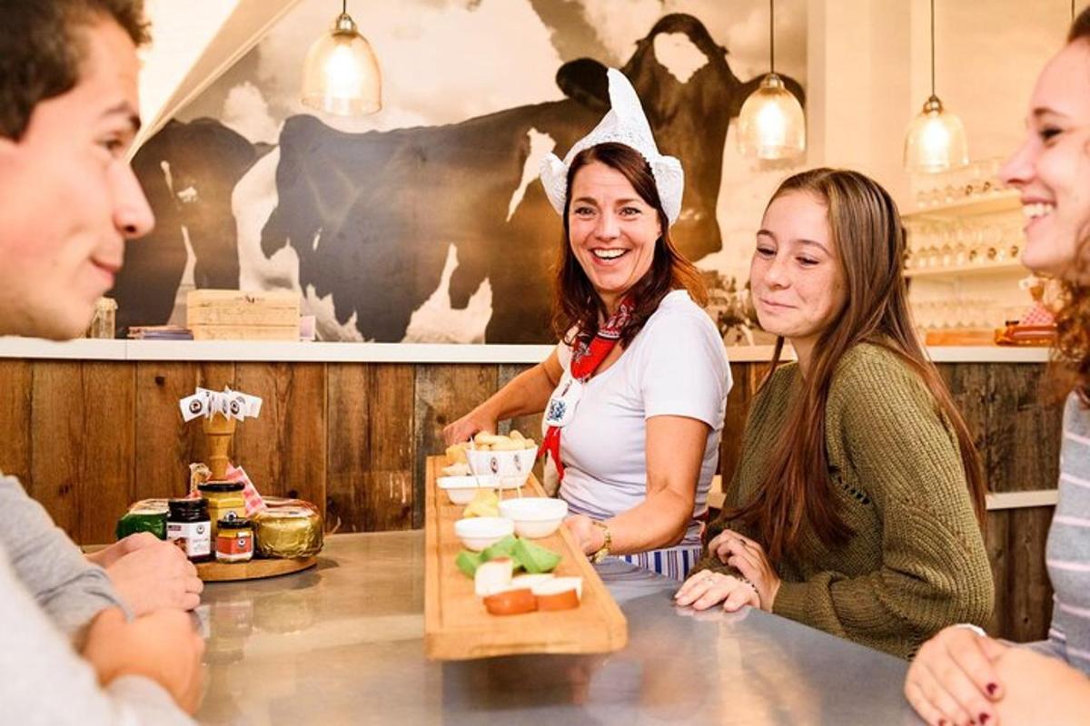 un gruppo di persone sedute attorno a un bancone con del cibo