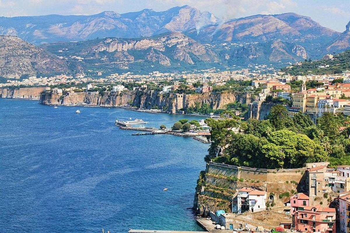 una vista di un grande specchio d'acqua con montagne
