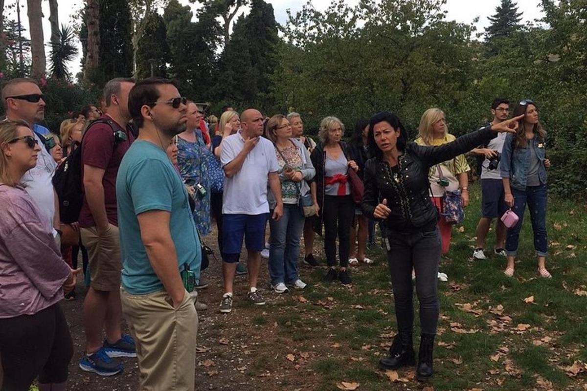 un gruppo di persone in piedi in mezzo alla folla