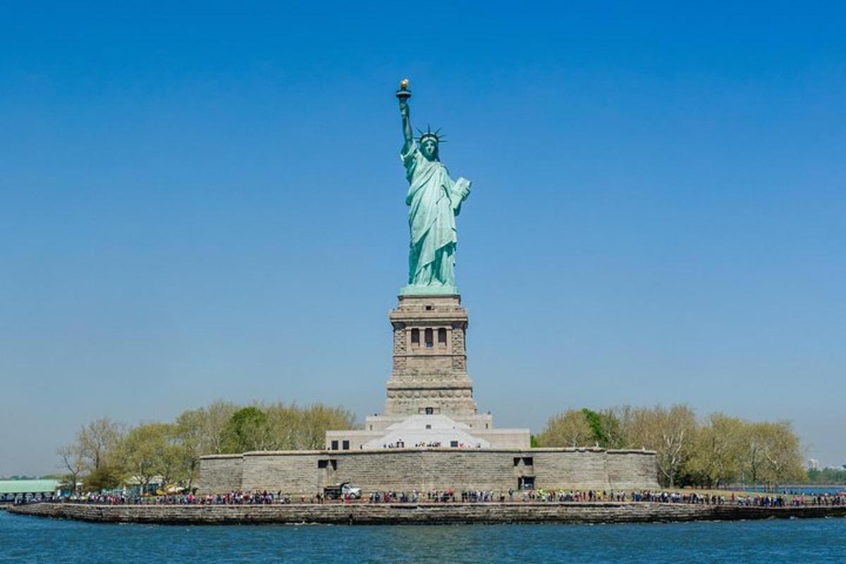 an image of the statue of liberty on the water