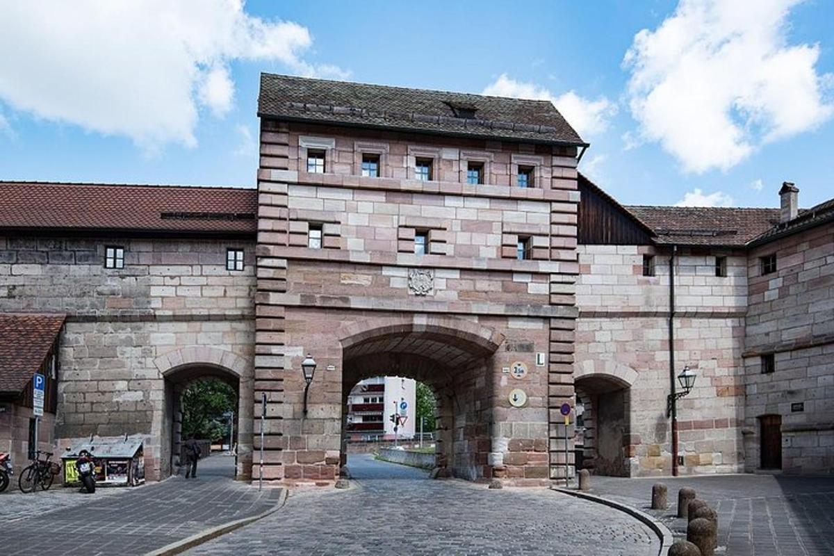 un grande edificio in mattoni con un arco in un cortile