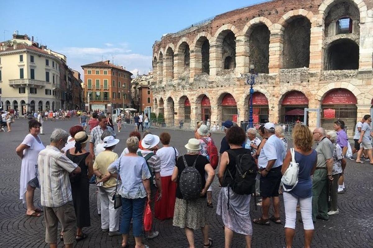 un grup de persones dempeus davant d'un edifici