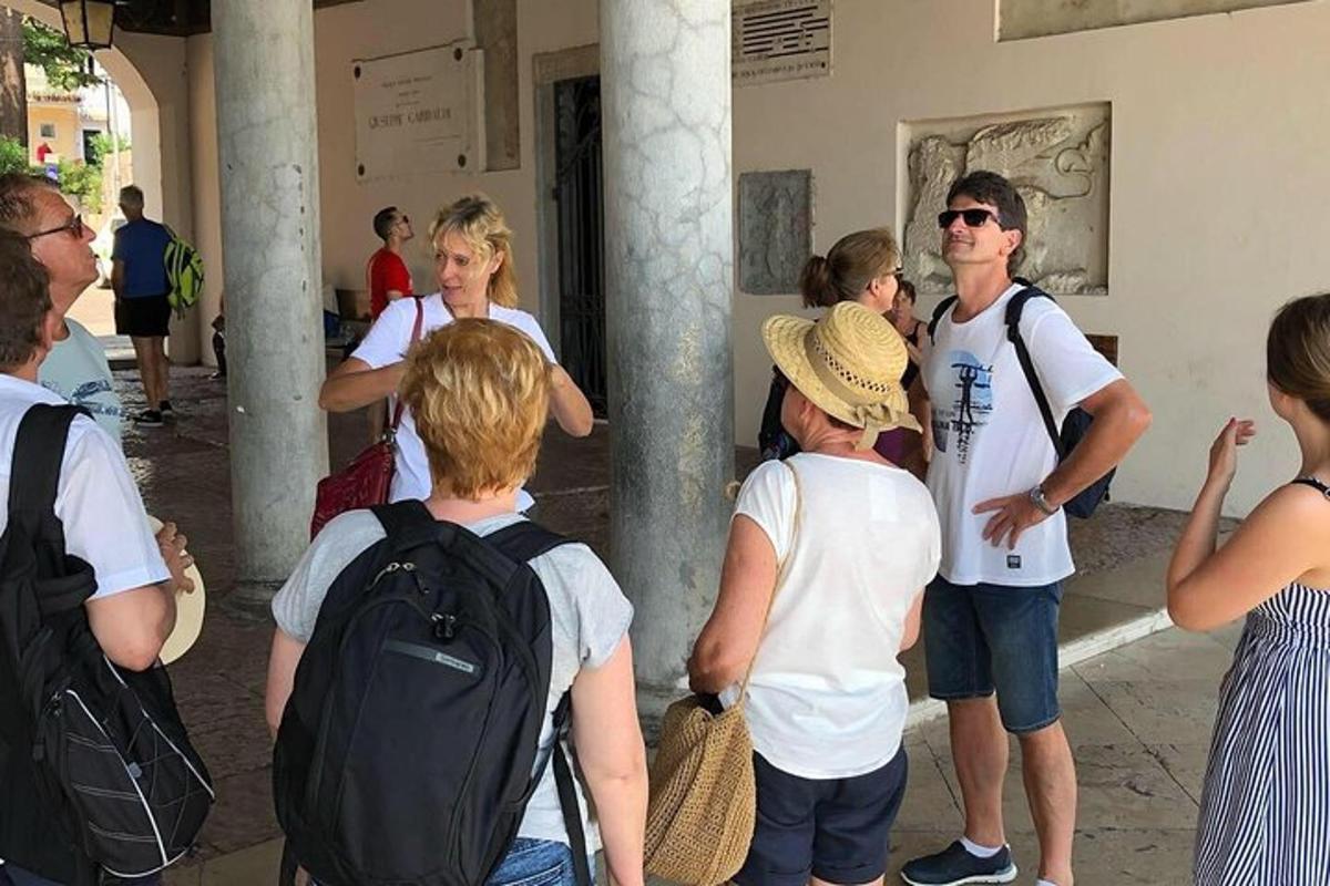 hópur fólks sem stendur fyrir utan byggingu