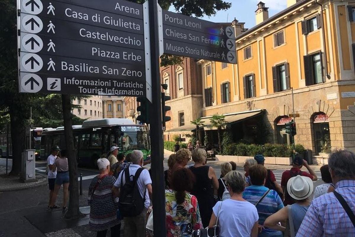 una multitud de gent dempeus al voltant d'un rètol de carrer
