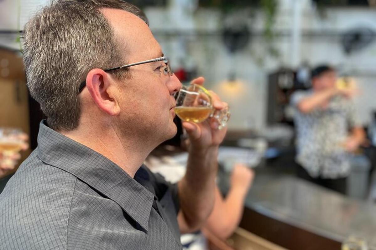 un hombre está bebiendo una copa de vino