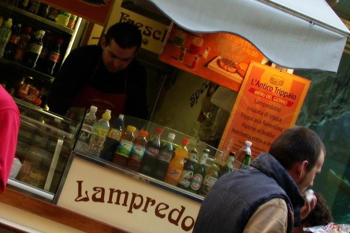 maður stendur á bak við afgreiðsluborð á bar