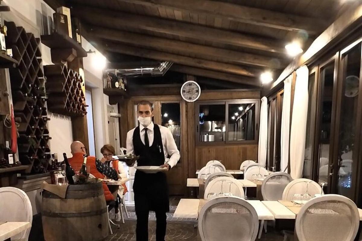 رجل يحمل طبق طعام في مطعم