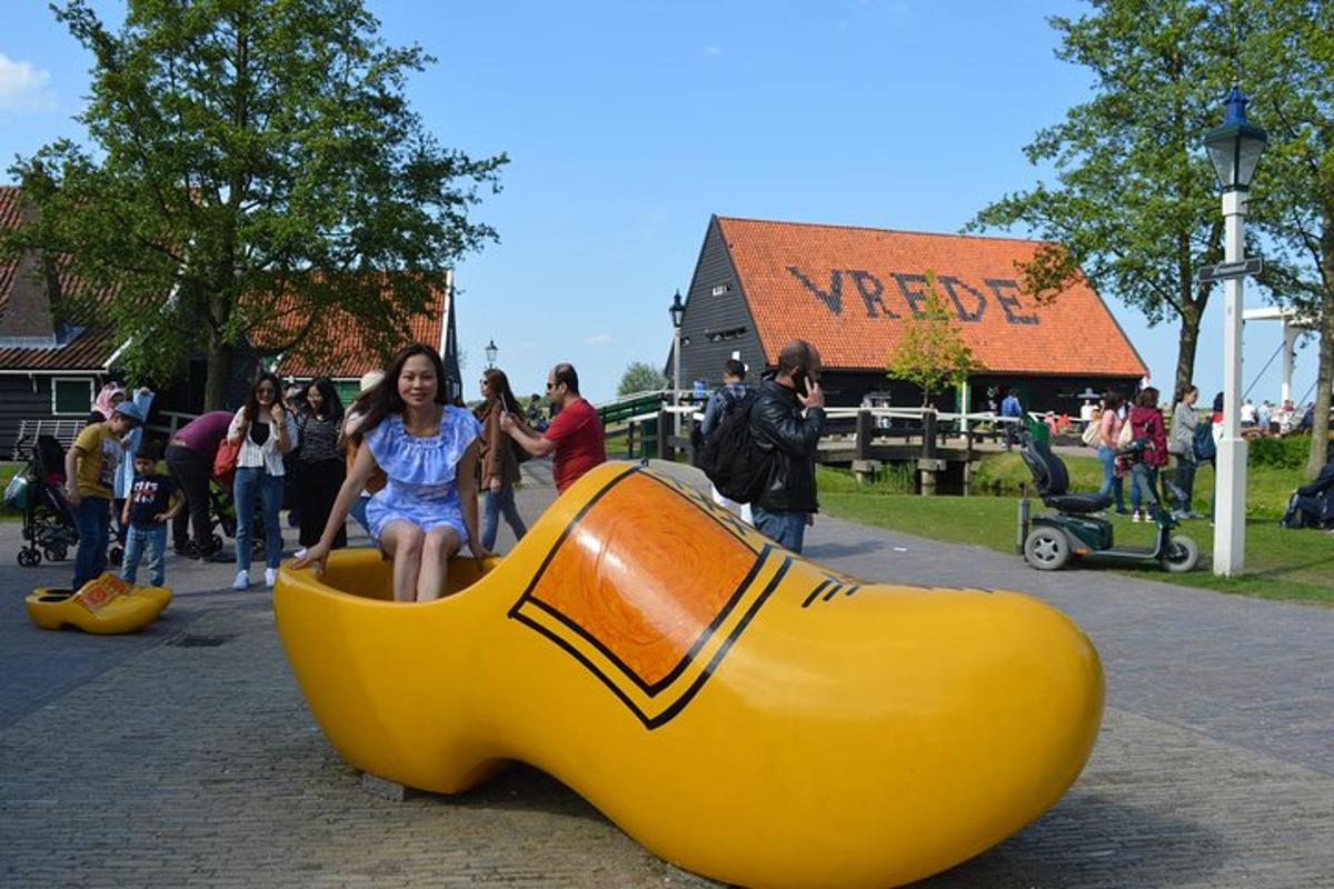 eine Frau sitzt in einem großen gelben Schuh