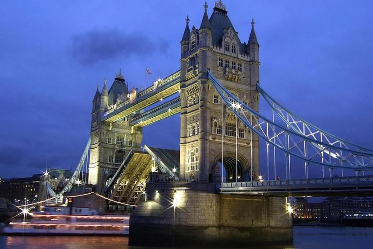 un ponte sospeso illuminato di notte