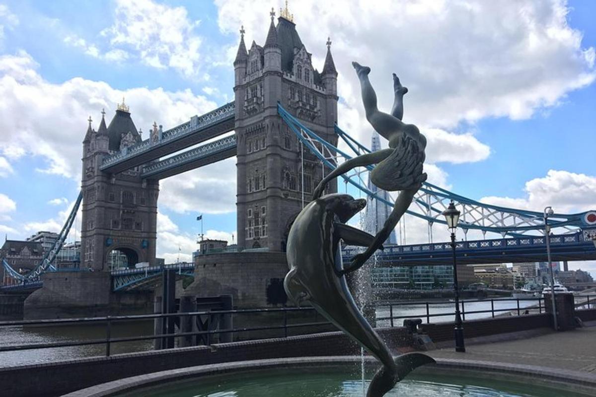 socha před Tower Bridge