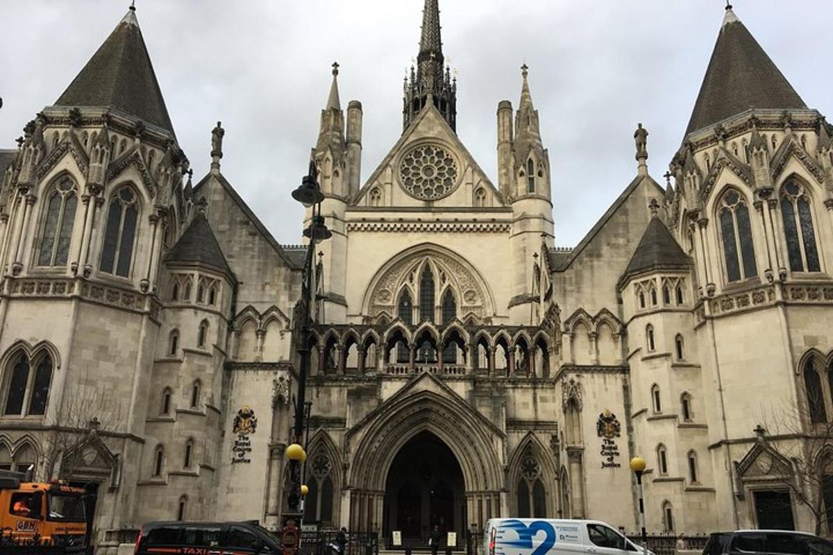 una grande cattedrale con un furgone parcheggiato davanti