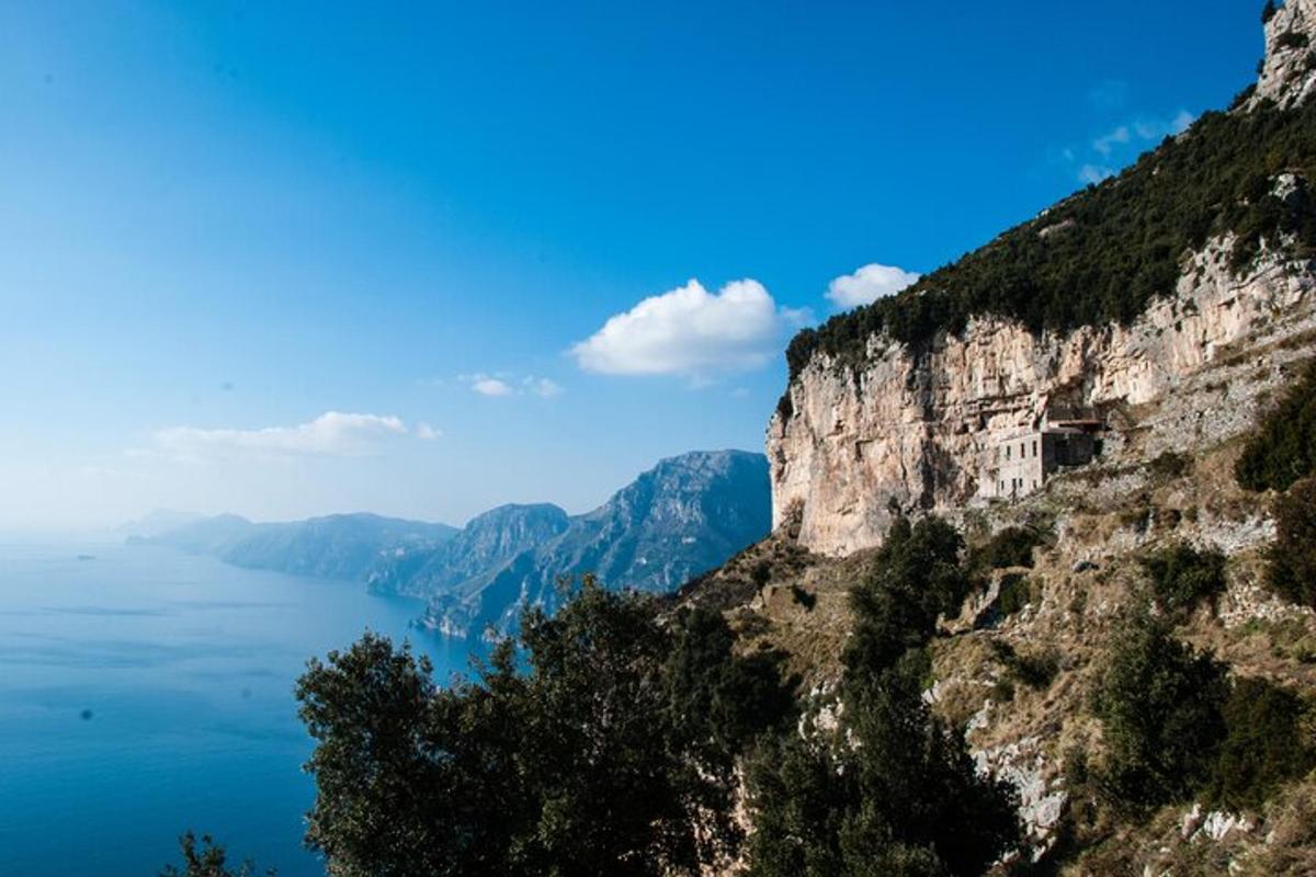 ein Blick auf die Amalfiküste und das Meer