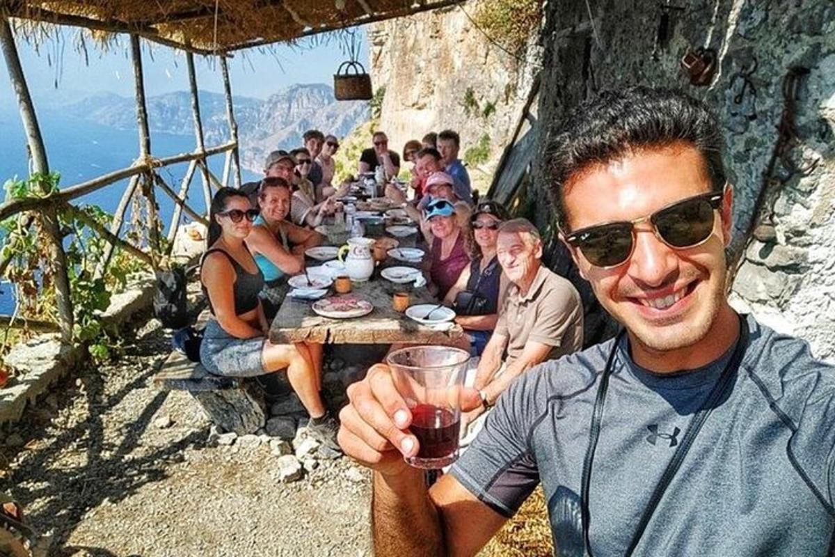 eine Gruppe von Menschen sitzt um einen langen Tisch