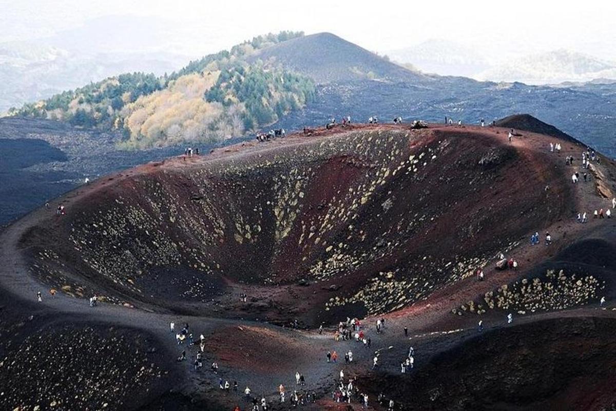 un grupo de personas de pie en la cima de una colina