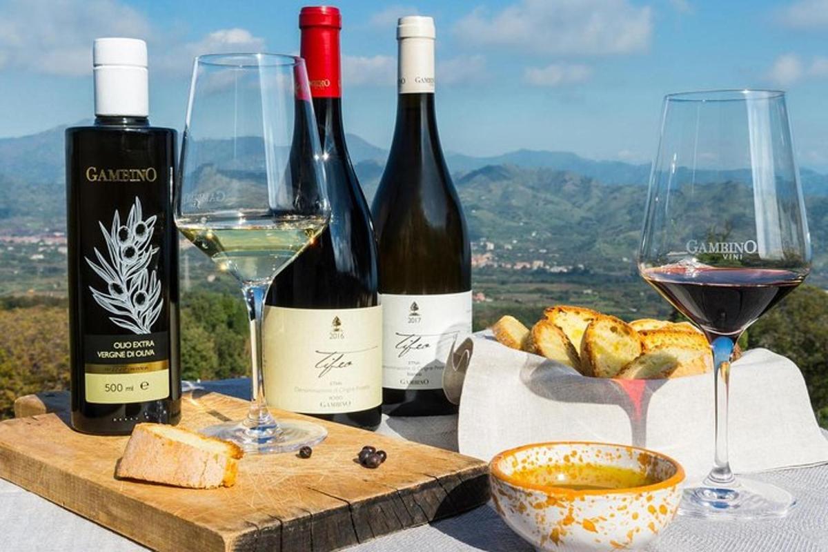 una mesa con dos botellas de vino y dos copas