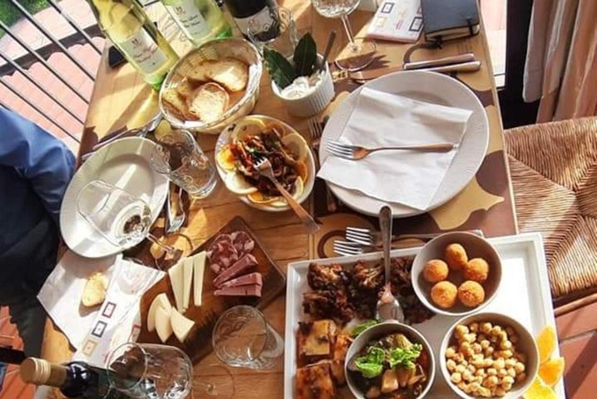 Una mesa de madera con platos de comida encima.