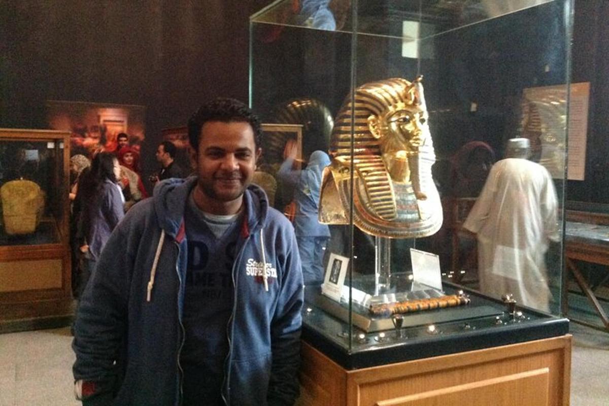 seorang pria berdiri di depan museum dengan topeng