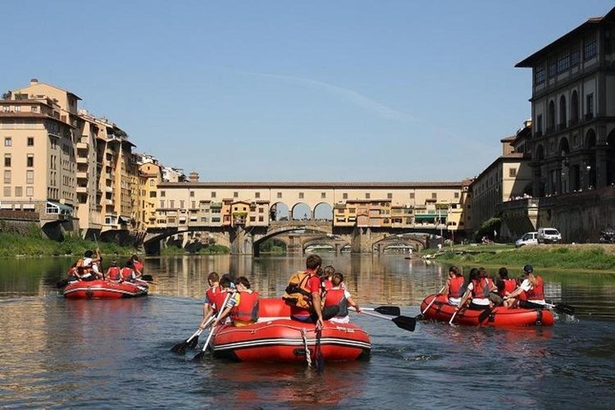 eine Gruppe von Menschen, die in Flößen auf einem Fluss fahren