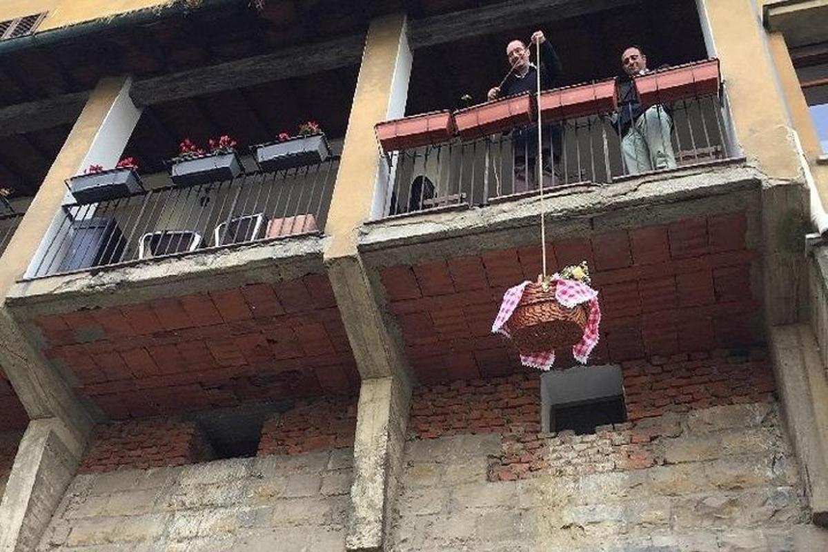 dva lidé na balkóně budovy