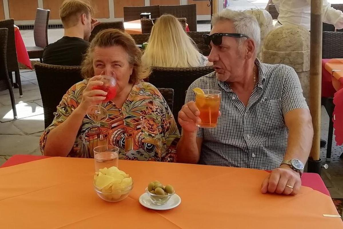 muž a žena sedící u stolu a pijící džus