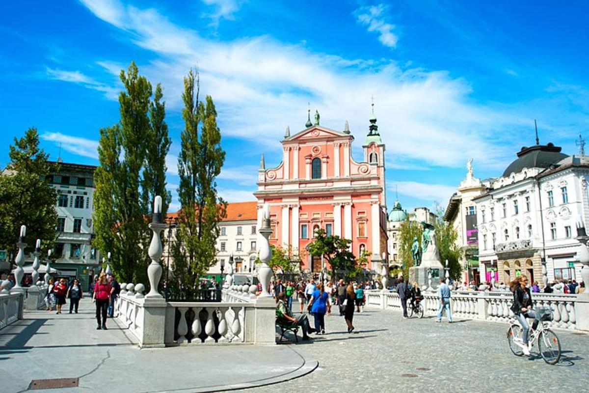 un grup de oameni care se plimbă printr-un oraș cu o clădire