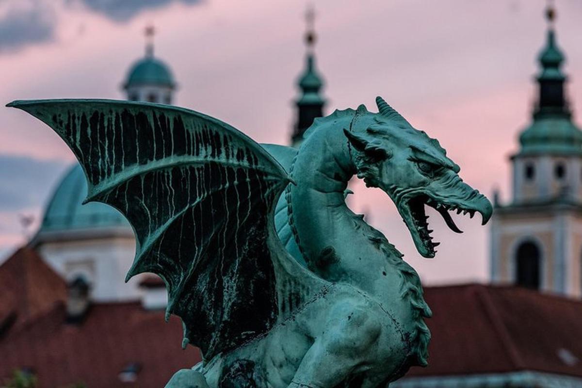Una estatua de un dragón verde frente a un edificio.